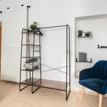 Spacious 70sqm Sleeps 6 Free Parking شقة *