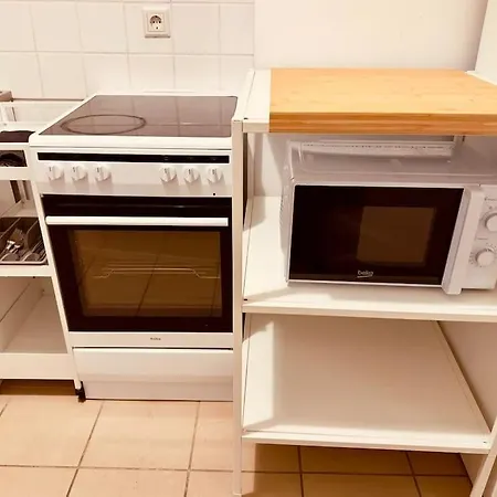 Spacious 70sqm Sleeps 6 Free Parking * Berlin