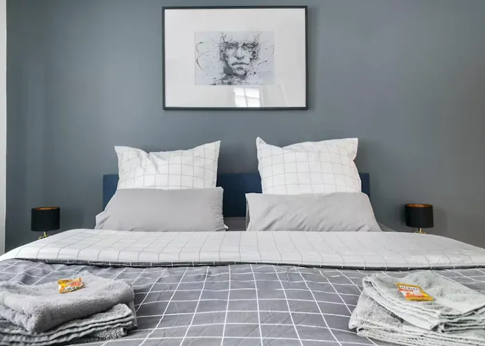 Spacious 70sqm Sleeps 6 Free Parking Apartament *