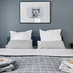 Spacious 70sqm Sleeps 6 Free Parking Appartement *